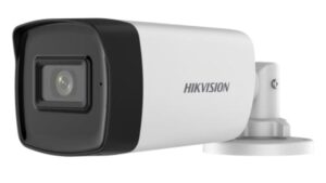 Eine weiße Überwachungskamera von Hikvision mit schwarzer Umrandung um das Objektiv, montiert auf einer runden Halterung.