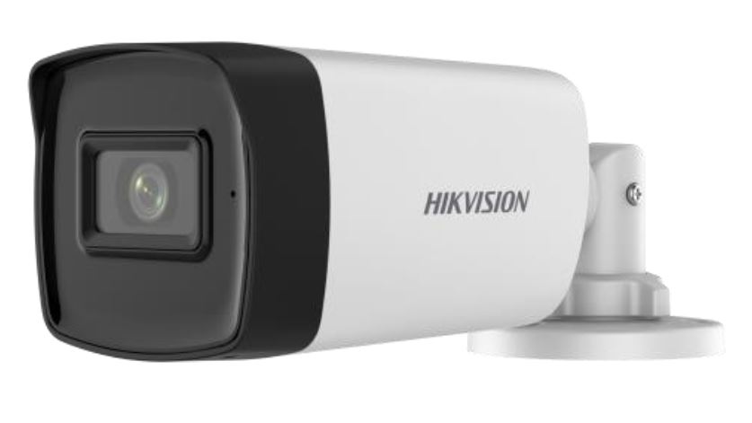 Modern Überwachungskamera von Hikvision mit schwarzer Front und weißem Gehäuse, montiert auf einem Drehgelenk.