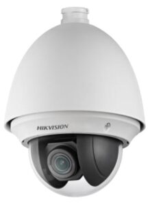 Überwachungskamera von Hikvision mit halbkugelförmigem, weißem Gehäuse und beweglichem Objektiv im Inneren.