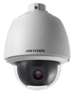 Kuppelförmige Überwachungskamera der Marke Hikvision mit klarer Abdeckung und sichtbarem Objektiv.