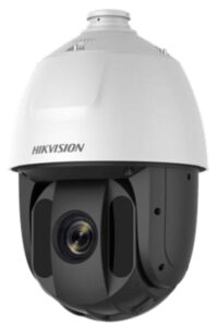 Dome-Kamera von Hikvision mit einem weißen Gehäuse und einem schwarzen, zylindrischen unteren Teil, der das Objektiv und drehbare Komponenten enthält.