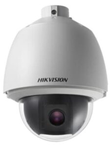 Eine Überwachungskamera von Hikvision mit einer kuppelförmigen Abdeckung und einer sichtbar eingebauten Linse.