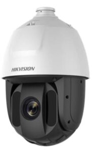 Eine Überwachungskamera von Hikvision, die weiß und schwarz gefärbt ist, mit einem drehbaren Objektiv.