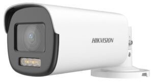 Weiße Überwachungskamera der Marke Hikvision mit schwarzer Front und montierter Halterung.