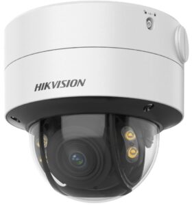 Nahaufnahme einer weißen Überwachungskamera der Marke Hikvision mit transparentem Gehäuse und sichtbarer Linse.