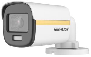 Weiße Überwachungskamera von Hikvision mit einer goldenen Zierleiste und einer Halterung zur Wandbefestigung.