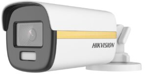 Eine weiße Überwachungskamera der Marke Hikvision mit einem goldenen Streifen und einer schwarzen Vorderseite, die an einer Wand montiert ist.