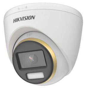 Weiße Überwachungskamera von Hikvision mit einem goldenen Rand um das Objektiv und einer schwarzen Blende.