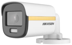 Nahaufnahme einer weißen Überwachungskamera von Hikvision, montiert auf einer flachen Halterung, mit schwarzem Gehäuse um die Linse und einem goldfarbenen Streifen entlang der Seite.