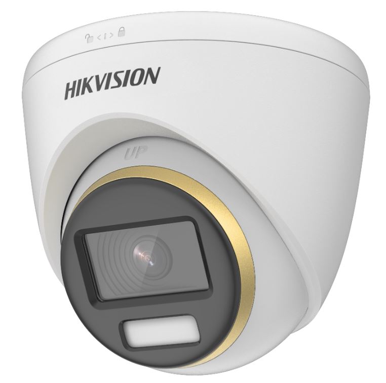Eine weiße Überwachungskamera von Hikvision mit einem schwarz-goldenen Linsenbereich.
