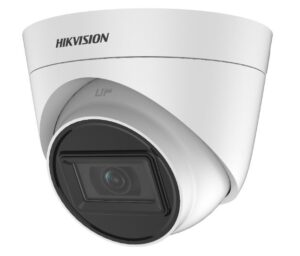 Weiß-graue Überwachungskamera von Hikvision in Kuppelform mit sichtbarer Linse, geeignet für Wand- oder Deckenmontage.