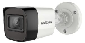 Eine weiße Überwachungskamera der Marke Hikvision mit einem schwarzen Frontbereich, die an einer Wandhalterung montiert ist.