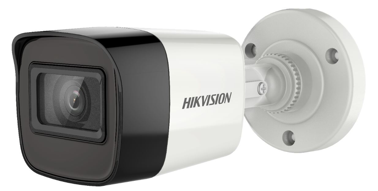 Eine weiße Überwachungskamera von Hikvision mit schwarzem Frontrahmen und Objektiv, montiert an einer weißen Halterung.