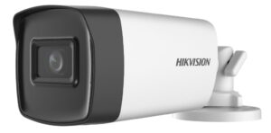 Eine weiße Überwachungskamera von Hikvision mit schwarzem Vorderteil, montiert an einer Wandhalterung.