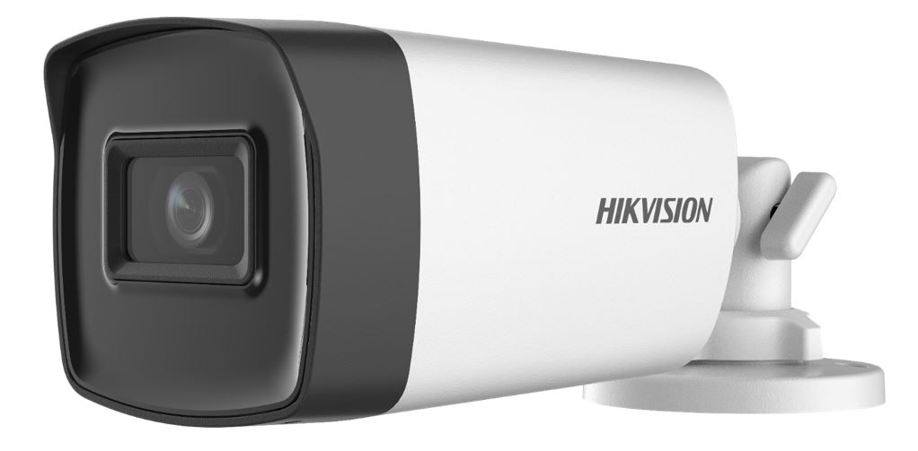 Eine weiße Überwachungskamera von Hikvision mit schwarzem Vorderteil, montiert an einer Wandhalterung.