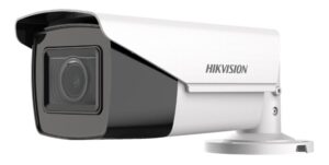 Eine weiße Überwachungskamera von Hikvision mit schwarzer Front, montiert auf einem runden Sockel.