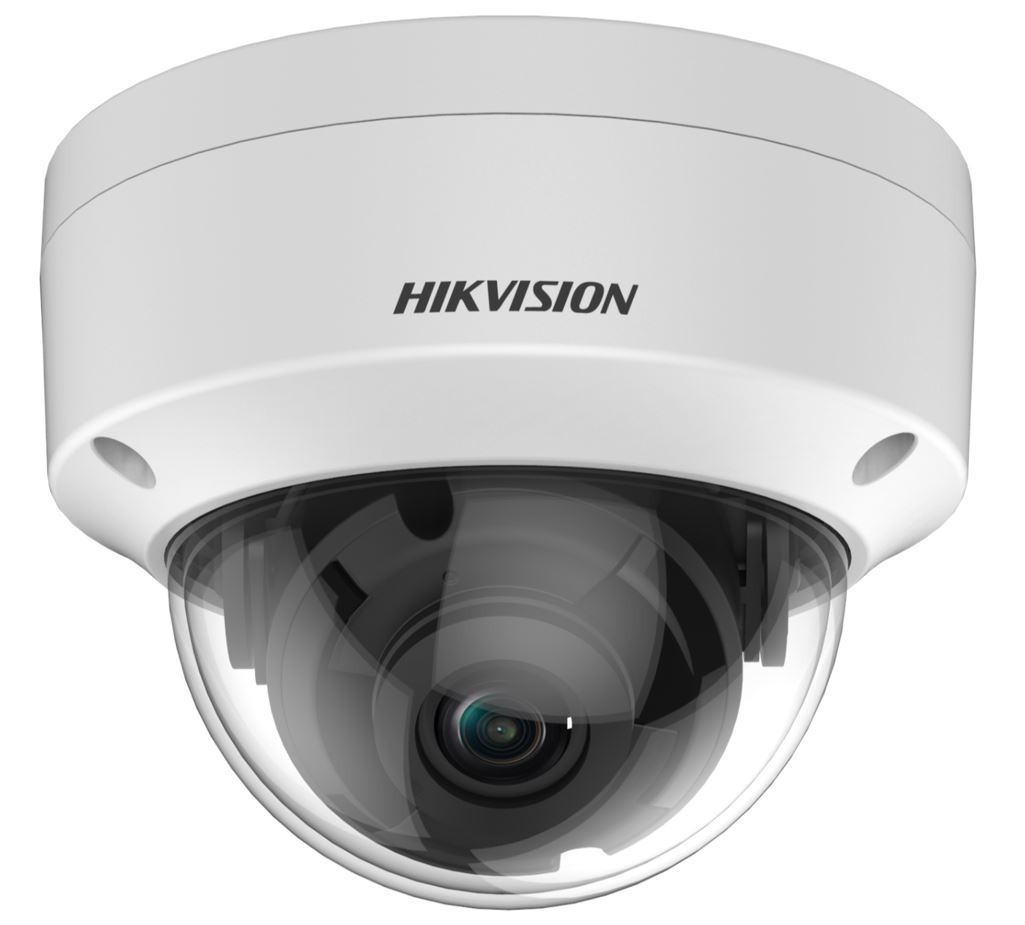 Eine weiße Überwachungskamera von Hikvision, mit einer halbkugelförmigen, klaren Abdeckung und einem darin sichtbaren Objektiv.