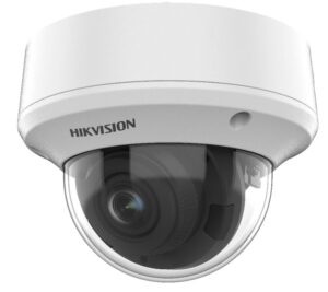 Weiße Überwachungskamera mit dem Schriftzug "Hikvision" auf der Oberseite und einer transparenten Abdeckung über dem Objektiv.