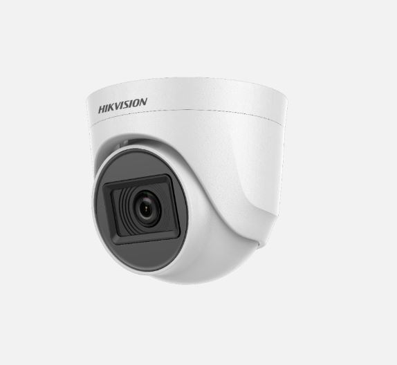 Eine weiße Überwachungskamera der Marke HIKVISION mit einem schwarzen Objektiv auf grauem Hintergrund.