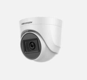 Eine weiße Überwachungskamera der Marke Hikvision mit einem schwarzen Objektiv auf grauem Hintergrund.