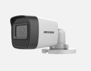 Eine weiße Überwachungskamera von Hikvision, montiert an einer Halterung, mit einem rechteckigen, schwarzen Objektivgehäuse.