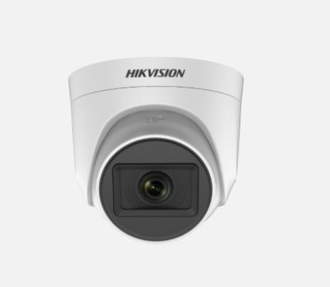 Eine Überwachungskamera der Marke Hikvision, in weißem Gehäuse mit schwarzem Objektiv, vor einem weißen Hintergrund.