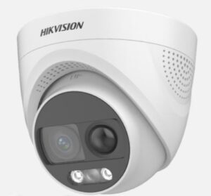 Nahaufnahme einer Überwachungskamera der Marke Hikvision mit einem weißen Gehäuse und einem Glasobjektiv.