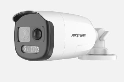 Hikvision Überwachungskamera in Weiß mit schwarzem Frontbereich, montiert auf einer weißen Halterung.