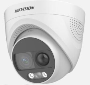 Eine weiße Hikvision Überwachungskamera mit einem modernen, gewölbten Design, erkennbar an der Linse und den beiden kleinen Lichtern darunter.
