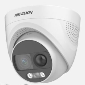 Kuppelförmige Überwachungskamera der Marke Hikvision mit mehreren Linsen und Infrarot-LEDs in einem weißen Gehäuse.