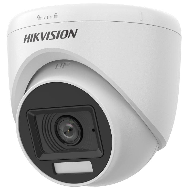 Eine weiße Überwachungskamera der Marke Hikvision mit einem runden, kuppelförmigen Design und einem zentralen Objektiv.