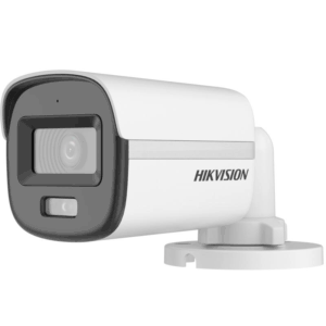 Weiße Überwachungskamera von Hikvision mit zylindrischem Gehäuse und Wandhalterung.