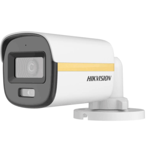 Überwachungskamera von Hikvision mit einem rechteckigen, weißen Gehäuse und einem grauen Rand um das Objektiv, montiert auf einer Wandhalterung.