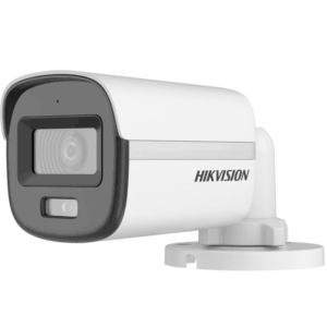 Eine weiße Überwachungskamera von Hikvision mit schwarzem Rahmen und einer Halterung zur Wandmontage.