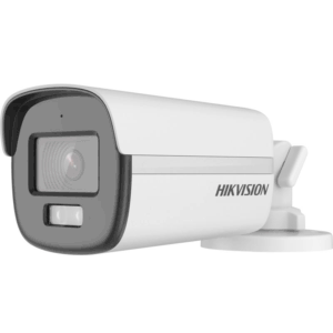 Eine weiße Überwachungskamera von Hikvision mit einem rechteckigen Design und einem kurzen Haltearm, der für die Wandmontage geeignet ist.