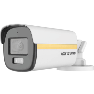Weiße Überwachungskamera von Hikvision mit goldener Zierleiste und schwarz-grauer Front, montiert auf einer weißen Halterung.