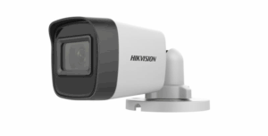 Weiß-schwarze Sicherheitskamera der Marke Hikvision, montiert auf einem runden Sockel, mit rechteckigem Gehäuse und großem Objektiv auf der Vorderseite.