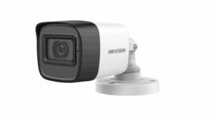 Eine weiße Überwachungskamera mit schwarzem Rand von Hikvision, montiert auf einer runden Halterung.