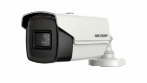 Eine weiße Überwachungskamera von HIKVISION in einem schlanken, rechteckigen Gehäuse, montiert auf einer verstellbaren Halterung.