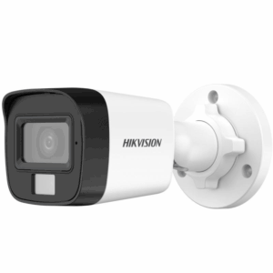 Eine weiße Überwachungskamera von Hikvision mit schwarzer Umrandung um das Objektiv, montiert auf einer weißen Halterung.