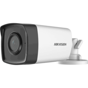 Eine weiße Überwachungskamera von Hikvision mit schwarzem Objektivgehäuse, die auf einer verstellbaren Wandhalterung montiert ist.
