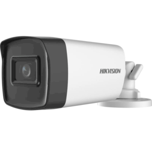 Eine weiße Sicherheitskamera von Hikvision mit einem schwarzen Gehäuse vorne, montiert auf einem drehbaren Basissockel.