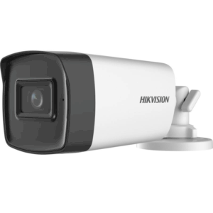 Eine weiße Überwachungskamera mit schwarzer Frontabdeckung, die an einer Wandhalterung befestigt ist, mit der Aufschrift 'HIKVISION' auf der Seite.