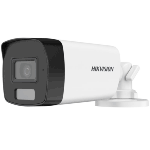 Eine Hikvision Überwachungskamera mit weißem Gehäuse und schwarzem Frontbereich, montiert auf einer weißen Befestigungshalterung.