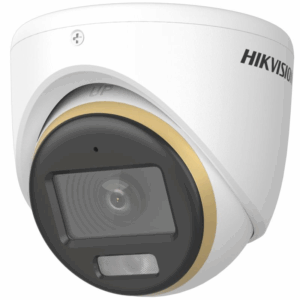 Nahaufnahme einer weißen Überwachungskamera der Marke Hikvision mit einem goldfarbenen Akzent und schwarzer Linse.