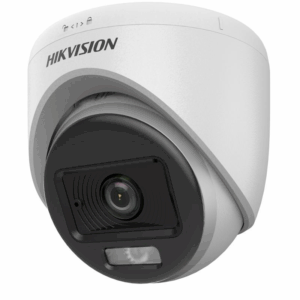 Nahaufnahme einer Hikvision Überwachungskamera in Weiß mit schwarzem Objektiv und Sensor.