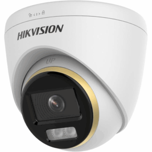 Nahaufnahme einer weißen Überwachungskamera der Marke Hikvision mit einem schwarzen und goldenen Akzent um die Linse.