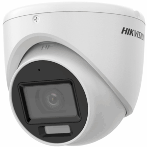 Nahaufnahme einer weißen Überwachungskamera mit der Marke Hikvision, die eine Linse und eine Infrarotbeleuchtung enthält.