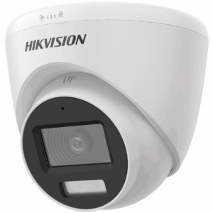 Weiße Überwachungskamera von Hikvision in Nahaufnahme, mit einem auffälligen Objektiv und einem rechteckigen Sensor darunter.
