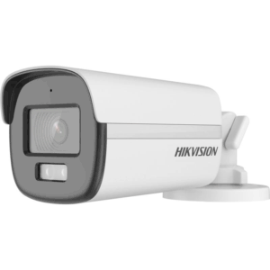 Weiße Überwachungskamera der Marke Hikvision mit schwarzer Vorderseite und Wandhalterung.